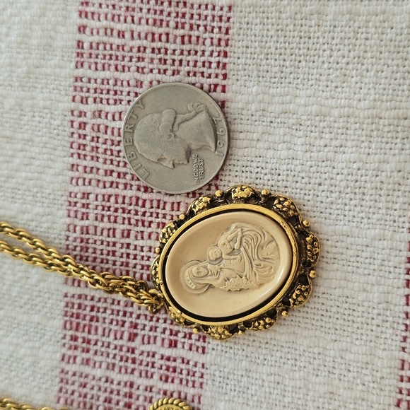 Vatican Library Collection Gold Madonna and Child Pendant with Gold Chain - EUC - Picture 8 of 8